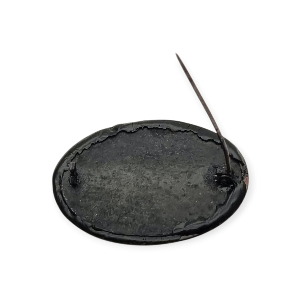 Broche vintage con camafeo neoclásico aplicado, placa negra oval y perfil clásico, circa 1930–1960