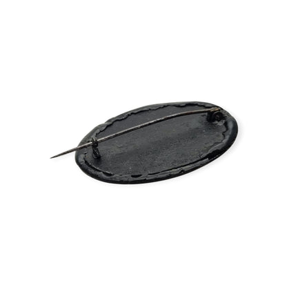 Broche vintage con camafeo neoclásico aplicado, placa negra oval y perfil clásico, circa 1930–1960