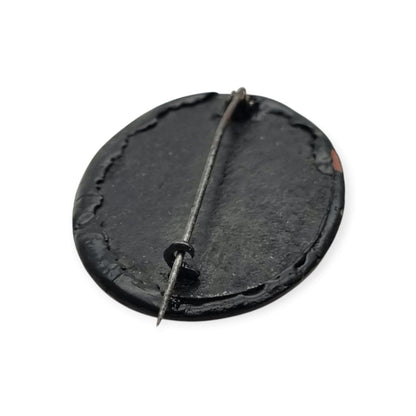 Broche vintage con camafeo neoclásico aplicado, placa negra oval y perfil clásico, circa 1930–1960