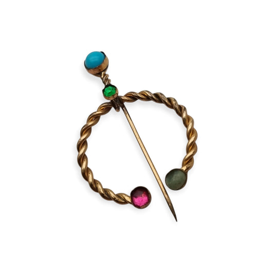 Broche historicista fíbula penanular en metal dorado, fabricación artesanal, ca. 1940–1960