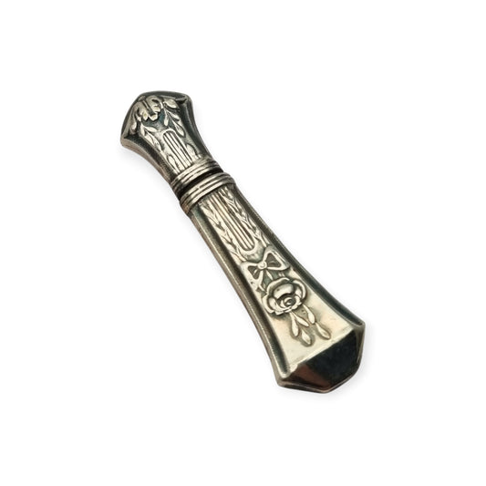 Estuche de agujas modernista Art Nouveau en metal plateado, decoración floral Luis XVI, circa 1900–1930