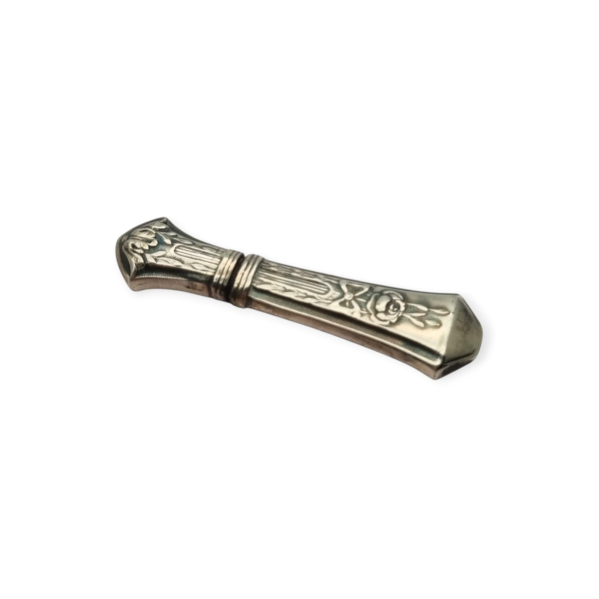Estuche de agujas modernista Art Nouveau en metal plateado, decoración floral Luis XVI, circa 1900–1930