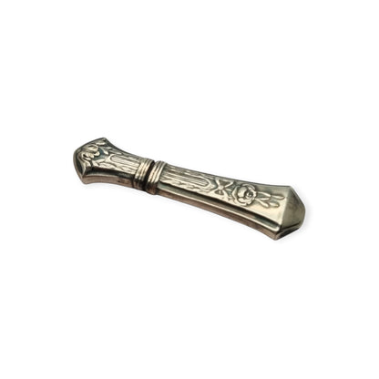Estuche de agujas modernista Art Nouveau en metal plateado, decoración floral Luis XVI, circa 1900–1930