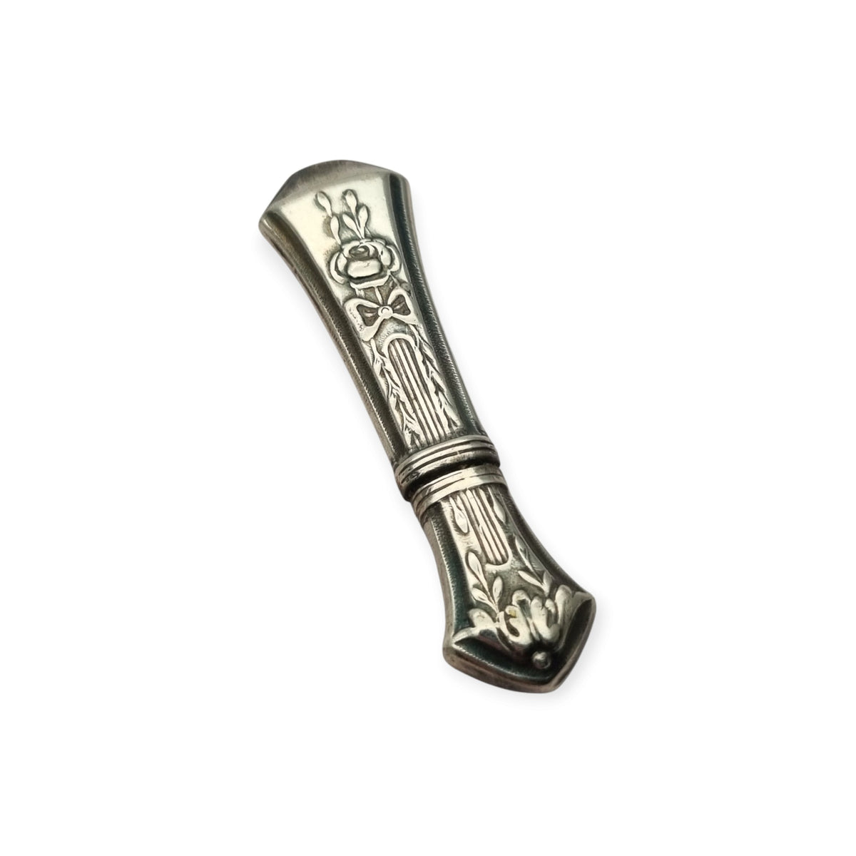 Estuche de agujas modernista Art Nouveau en metal plateado, decoración floral Luis XVI, circa 1900–1930