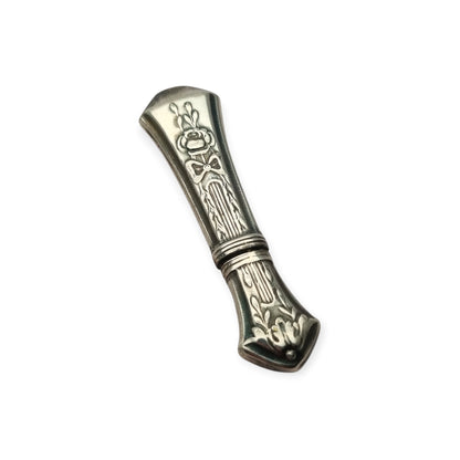 Estuche de agujas modernista Art Nouveau en metal plateado, decoración floral Luis XVI, circa 1900–1930