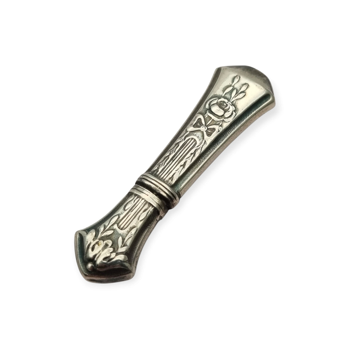 Estuche de agujas modernista Art Nouveau en metal plateado, decoración floral Luis XVI, circa 1900–1930