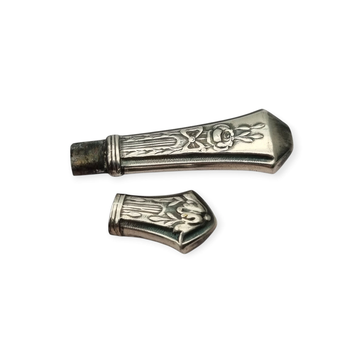 Estuche de agujas modernista Art Nouveau en metal plateado, decoración floral Luis XVI, circa 1900–1930