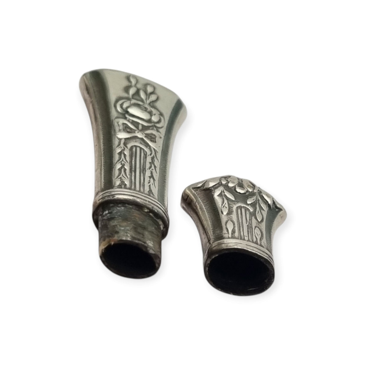 Estuche de agujas modernista Art Nouveau en metal plateado, decoración floral Luis XVI, circa 1900–1930