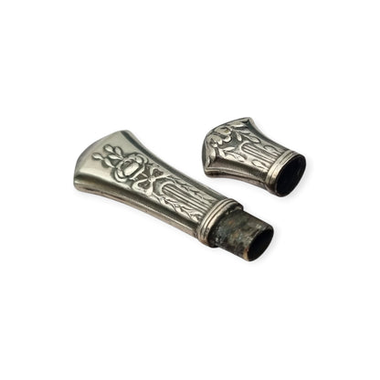 Estuche de agujas modernista Art Nouveau en metal plateado, decoración floral Luis XVI, circa 1900–1930