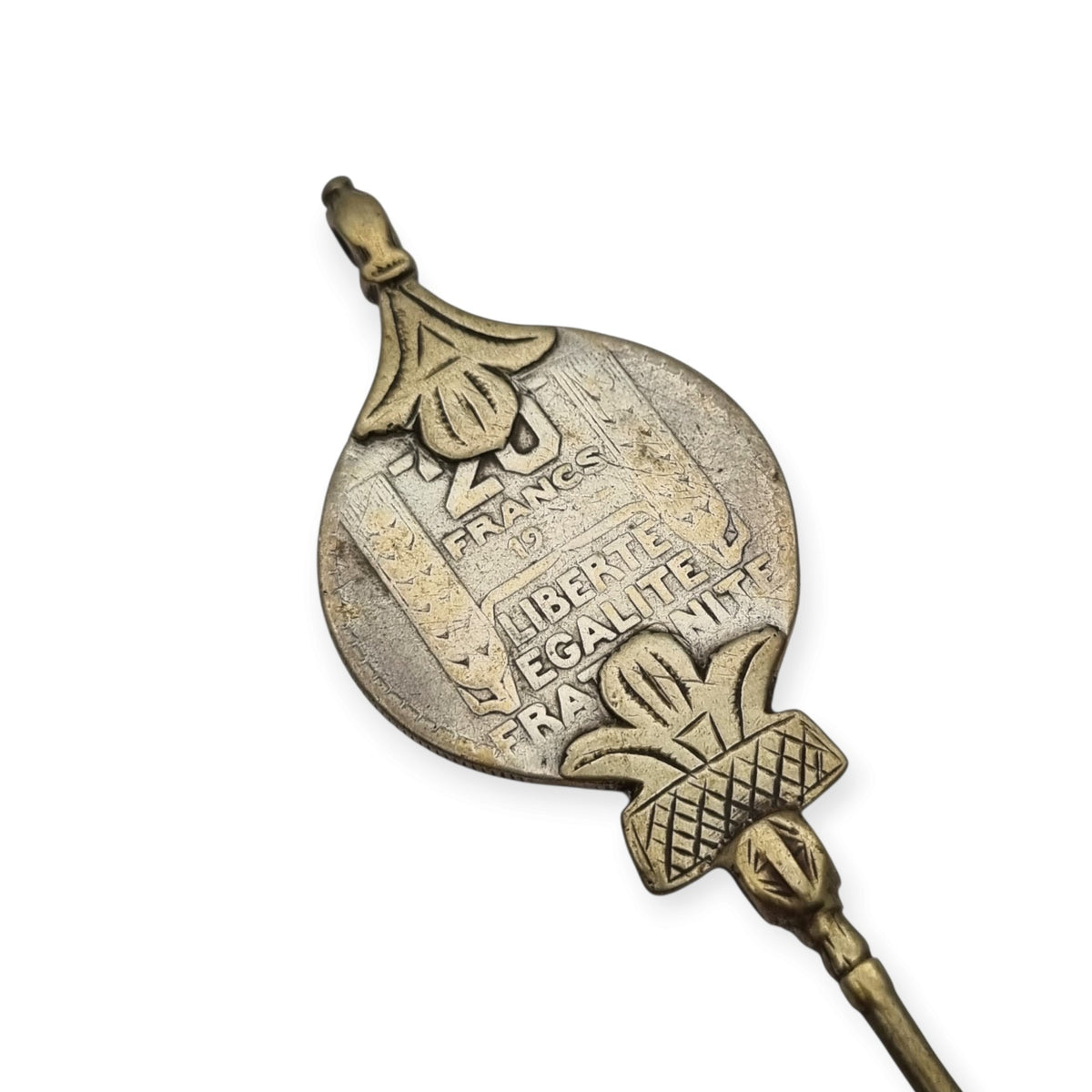 Fíbula bereber de plata étnica con moneda francesa, norte de África, 1930-1960