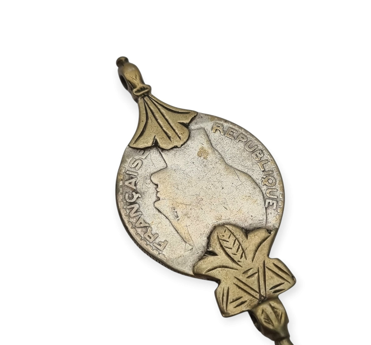 Fíbula bereber de plata étnica con moneda francesa, norte de África, 1930-1960