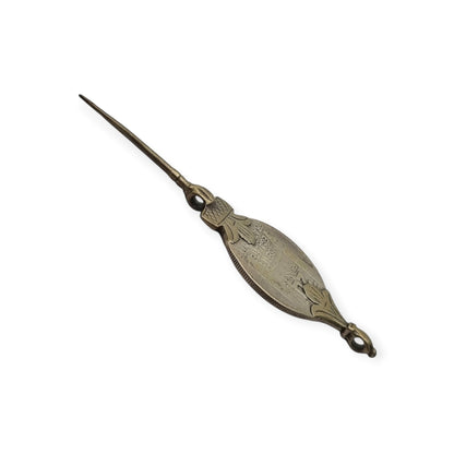 Fíbula bereber de plata étnica con moneda francesa, norte de África, 1930-1960