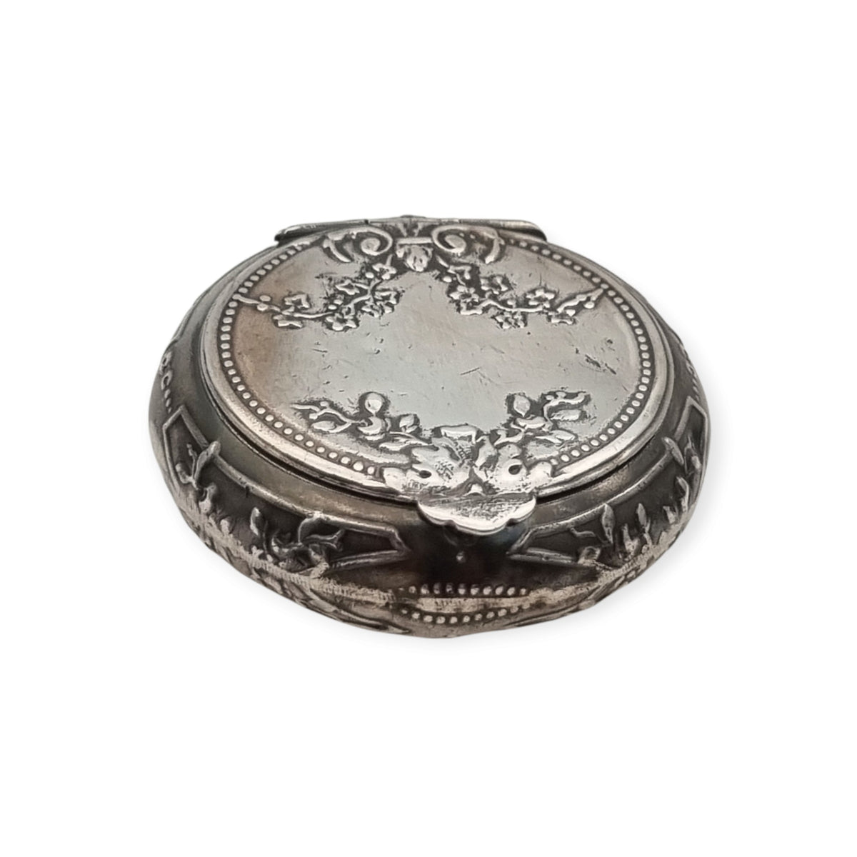 Polvera antigua colgante de plata con espejo, Belle Époque y Art Nouveau, Europa, circa 1900-1915