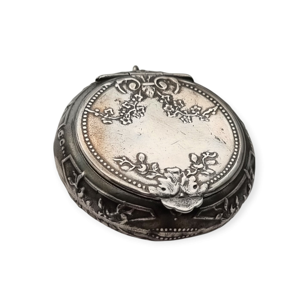 Polvera antigua colgante de plata con espejo, Belle Époque y Art Nouveau, Europa, circa 1900-1915