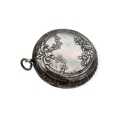 Polvera antigua colgante de plata con espejo, Belle Époque y Art Nouveau, Europa, circa 1900-1915
