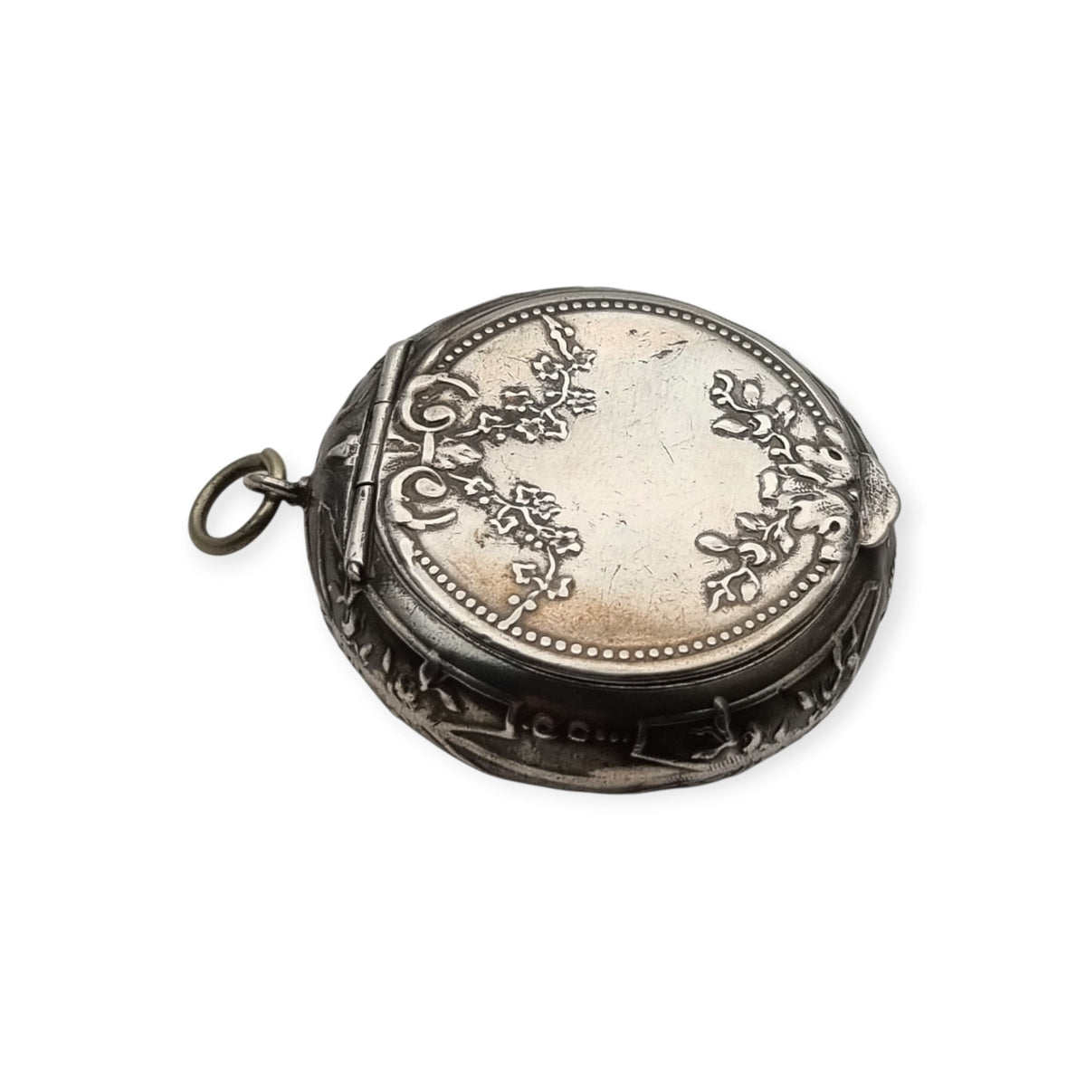 Polvera antigua colgante de plata con espejo, Belle Époque y Art Nouveau, Europa, circa 1900-1915