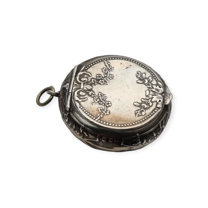 Polvera antigua colgante de plata con espejo, Belle Époque y Art Nouveau, Europa, circa 1900-1915