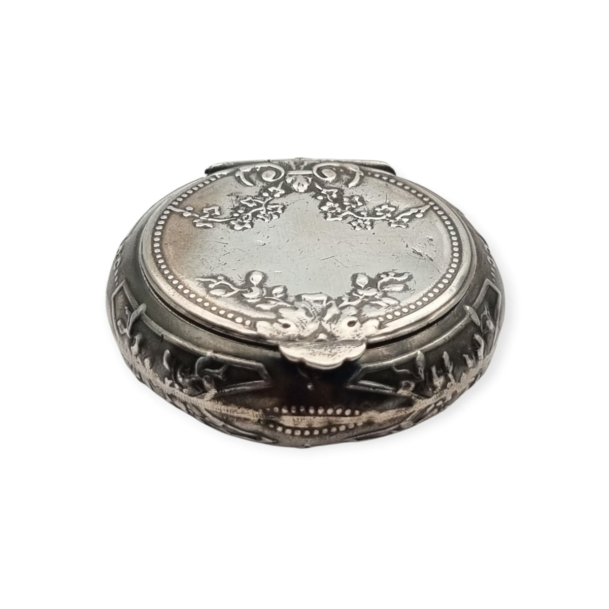 Polvera antigua colgante de plata con espejo, Belle Époque y Art Nouveau, Europa, circa 1900-1915