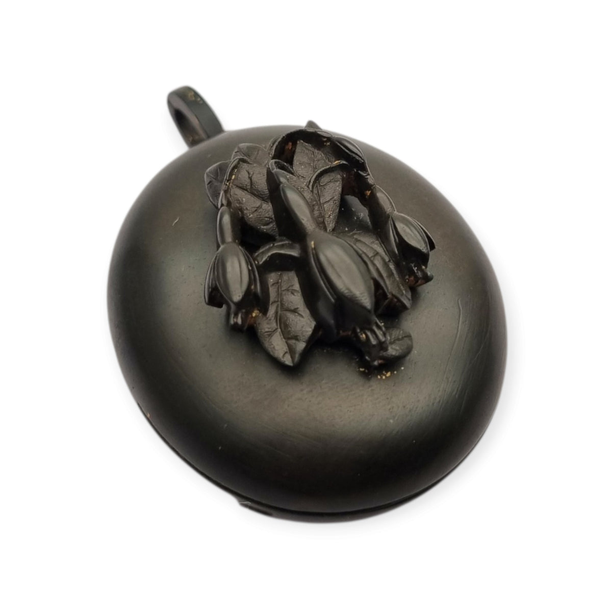 Medallón guardapelo victoriano de luto en vulcanita negra con flores en alto relieve, Inglaterra, ca. 1880–1900