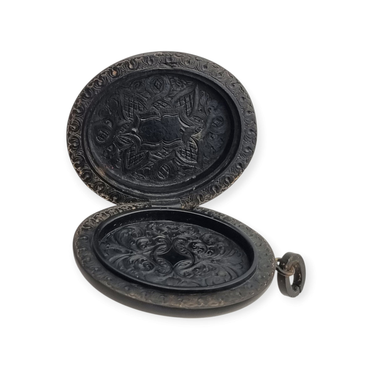 Medallón guardapelo victoriano de luto en vulcanita negra con flores en alto relieve, Inglaterra, ca. 1880–1900