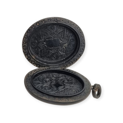 Medallón guardapelo victoriano de luto en vulcanita negra con flores en alto relieve, Inglaterra, ca. 1880–1900
