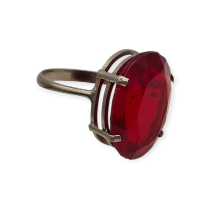 Anillo cocktail vintage años 50 con cristal rojo facetado, estilo Art Déco, España