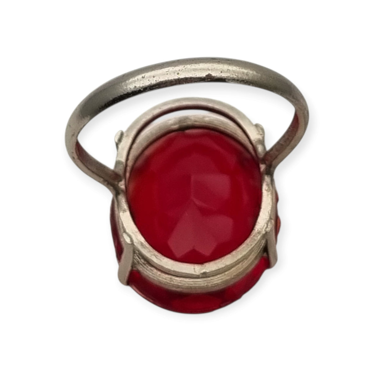Anillo cocktail vintage años 50 con cristal rojo facetado, estilo Art Déco, España