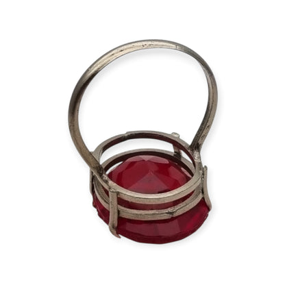 Anillo cocktail vintage años 50 con cristal rojo facetado, estilo Art Déco, España