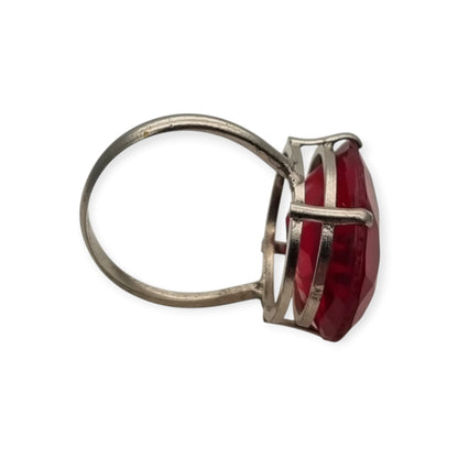 Anillo cocktail vintage años 50 con cristal rojo facetado, estilo Art Déco, España