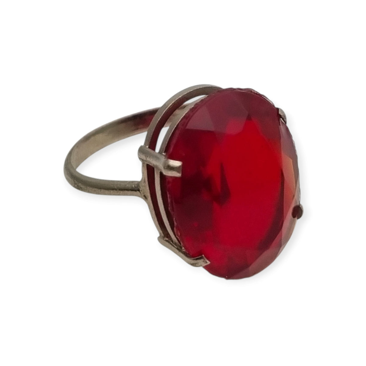 Anillo cocktail vintage años 50 con cristal rojo facetado, estilo Art Déco, España
