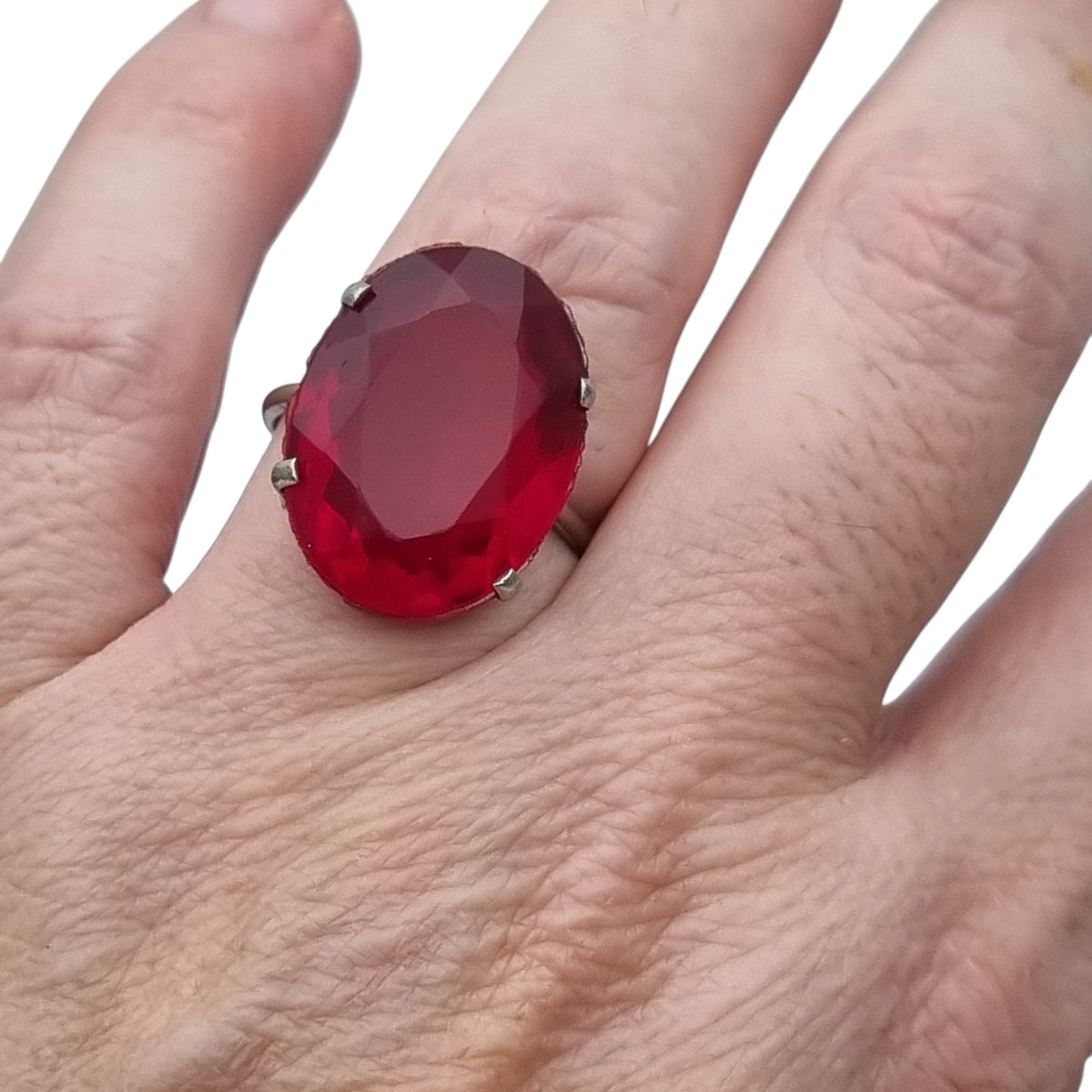 Anillo cocktail vintage años 50 con cristal rojo facetado, estilo Art Déco, España