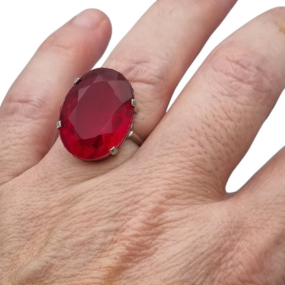 Anillo cocktail vintage años 50 con cristal rojo facetado, estilo Art Déco, España