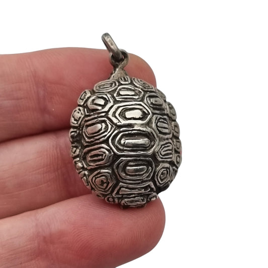 Colgante vintage de plata con tortuga articulada, España, años 1970-80
