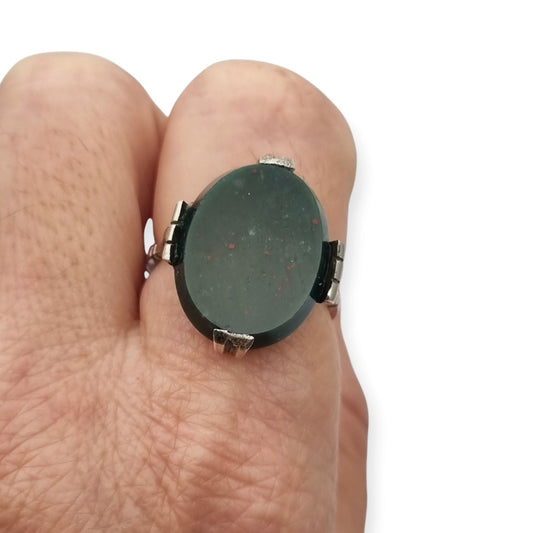 Anillo vintage de plata con piedra de sangre, diseño Art Déco revival, circa 1950