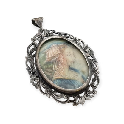 Broche colgante Art Nouveau de plata 800 con miniatura de dama y marco floral, Europa, ca. 1900–1930