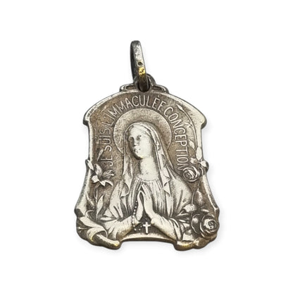Medalla religiosa antigua Art Nouveau de la Virgen de Lourdes e Inmaculada Concepción con flores, Francia, ca. 1900–1930