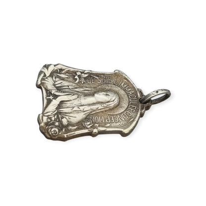 Medalla religiosa antigua Art Nouveau de la Virgen de Lourdes e Inmaculada Concepción con flores, Francia, ca. 1900–1930