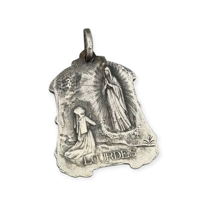 Medalla religiosa antigua Art Nouveau de la Virgen de Lourdes e Inmaculada Concepción con flores, Francia, ca. 1900–1930