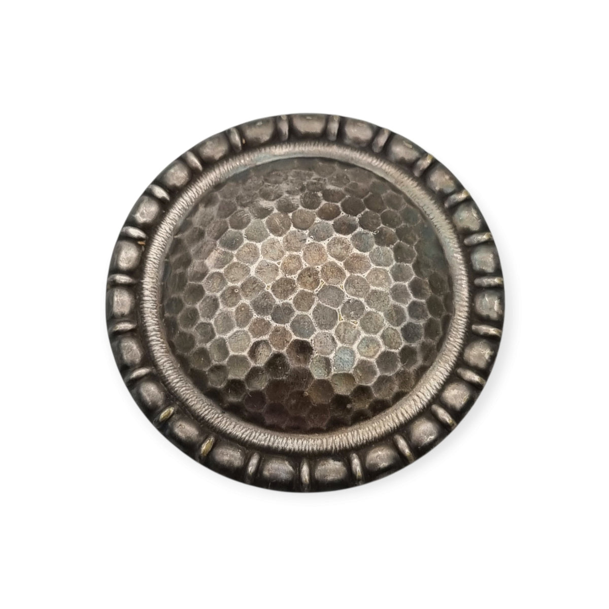 Broche vintage brutalista de metal con relieve alveolado, Europa, ca. 1970