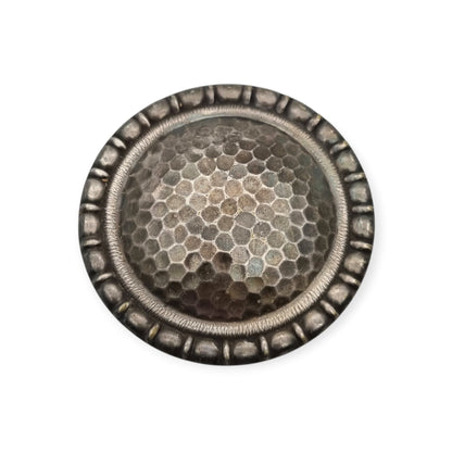Broche vintage brutalista de metal con relieve alveolado, Europa, ca. 1970