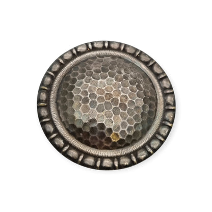 Broche vintage brutalista de metal con relieve alveolado, Europa, ca. 1970