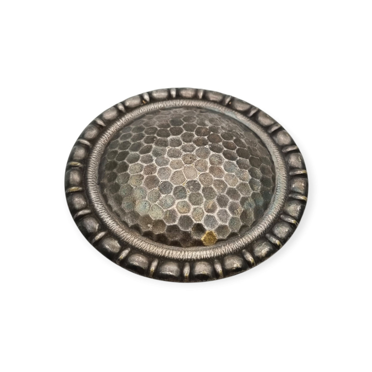 Broche vintage brutalista de metal con relieve alveolado, Europa, ca. 1970