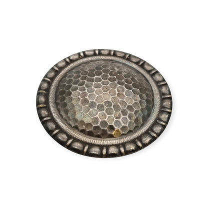 Broche vintage brutalista de metal con relieve alveolado, Europa, ca. 1970