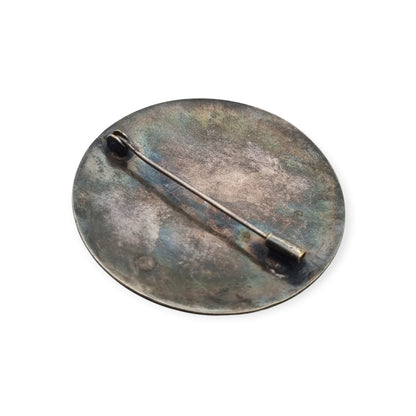 Broche vintage brutalista de metal con relieve alveolado, Europa, ca. 1970