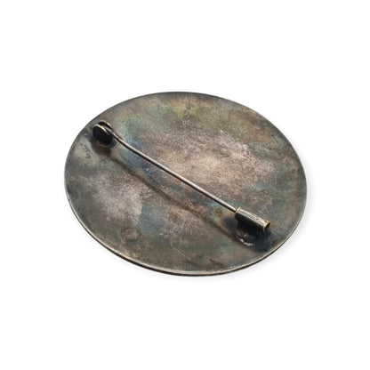 Broche vintage brutalista de metal con relieve alveolado, Europa, ca. 1970