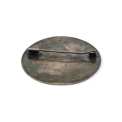 Broche vintage brutalista de metal con relieve alveolado, Europa, ca. 1970