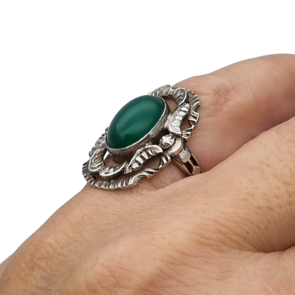 Anillo vintage europeo de plata calada con cabujón oval de calcedonia verde, circa 1960