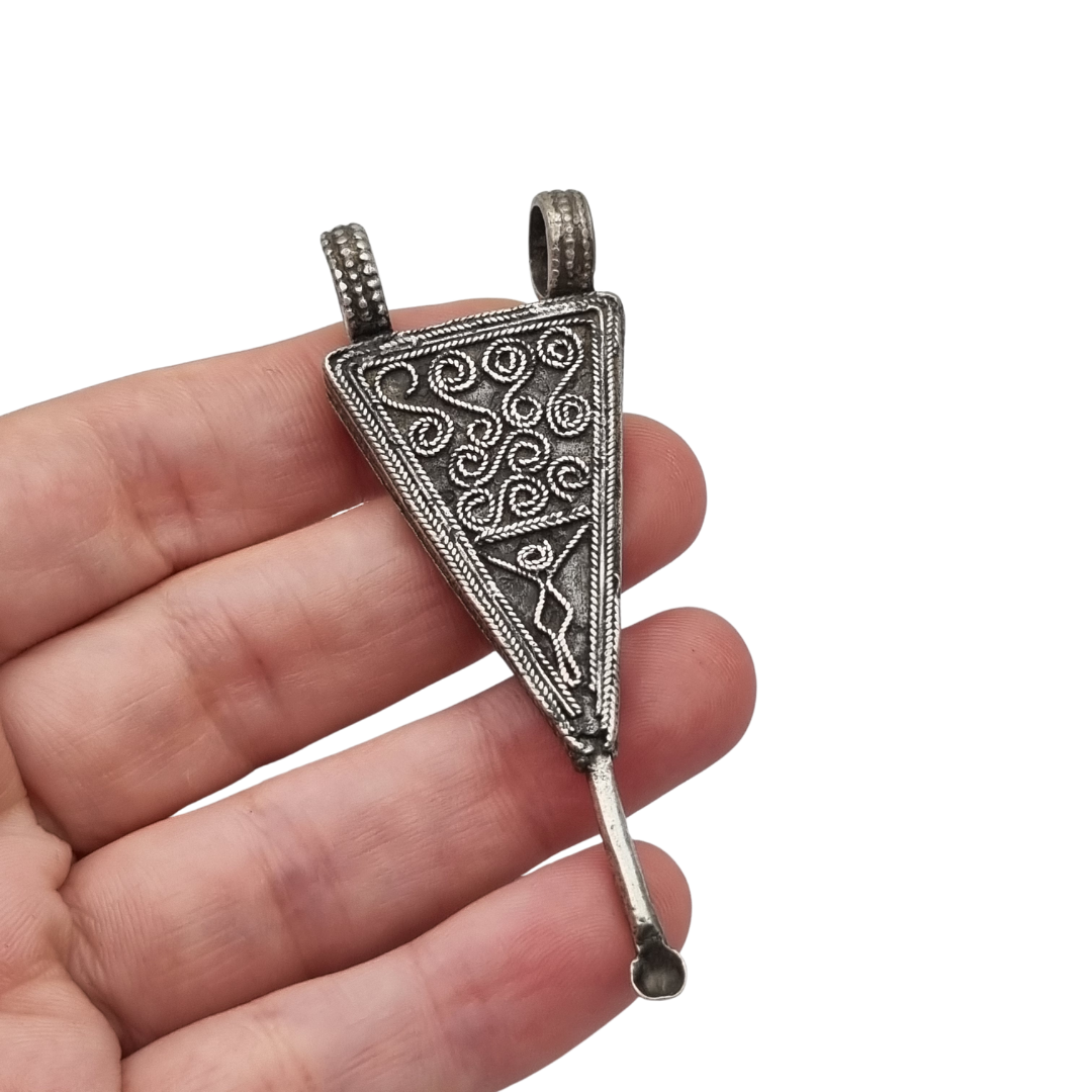 Colgante amuleto cuchara boho-étnico de plata, limpieza de oídos etíope, hecho a mano.