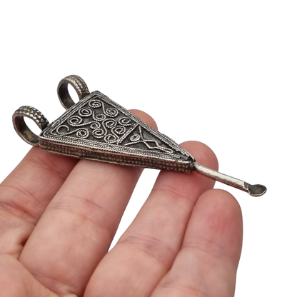 Colgante amuleto cuchara boho-étnico de plata, limpieza de oídos etíope, hecho a mano.