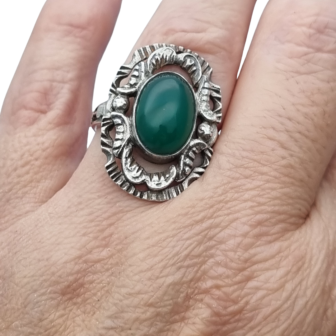Anillo vintage europeo de plata calada con cabujón oval de calcedonia verde, circa 1960